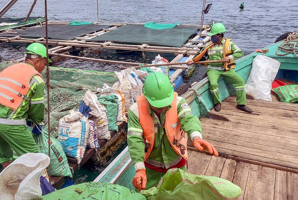 Rác thải tại các đảo và khu vực lồng bè nuôi trồng thủy sản (NTTS) trên biển ngày càng phát sinh nhiều, trong khi hạ tầng, phương tiện thu gom, vận chuyển chưa đáp ứng nhu cầu thực tế. Để xử lý tình trạng này, UBND tỉnh đã chỉ đạo các địa phương khẩn trương triển khai giải pháp trước mắt; đồng thời giao Sở Nông nghiệp và Môi trường nghiên cứu phương án xử lý lâu dài.