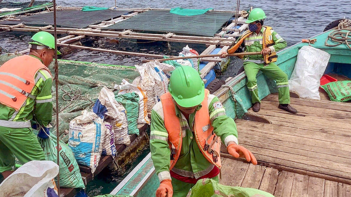 Thu gom rác thải trên biển, đảo: Cần giải pháp lâu dài